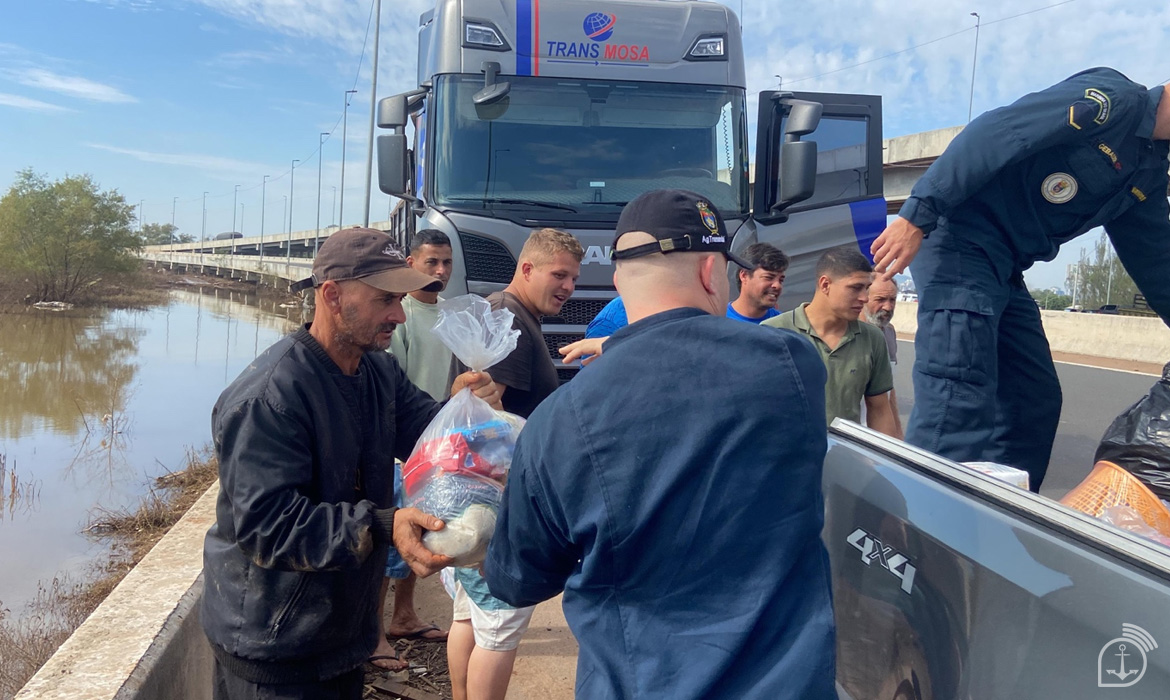 Militares Da Marinha Descarregam Mais De Toneladas De Donativos No