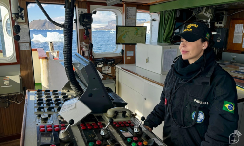 Marinha qualifica a primeira mulher a conduzir um navio na Antártica