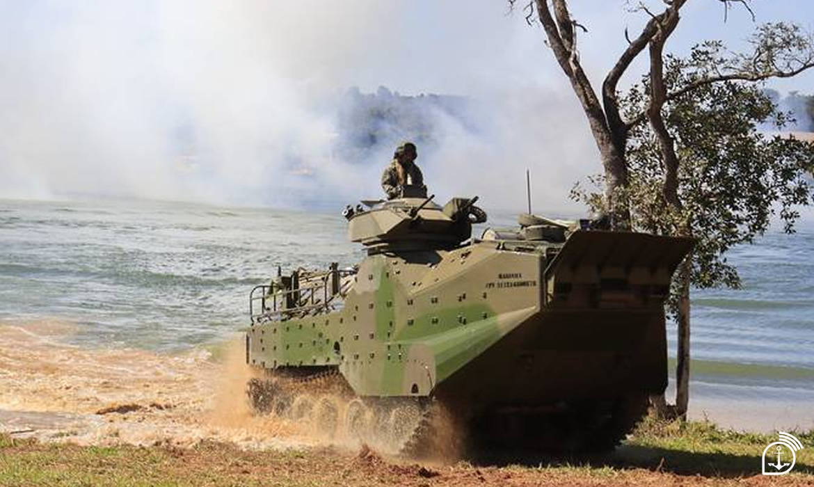 Carro Lagarta Anfíbio (CLAnf) em operação no Lago de Furnas – Imagem: Marinha do Brasil